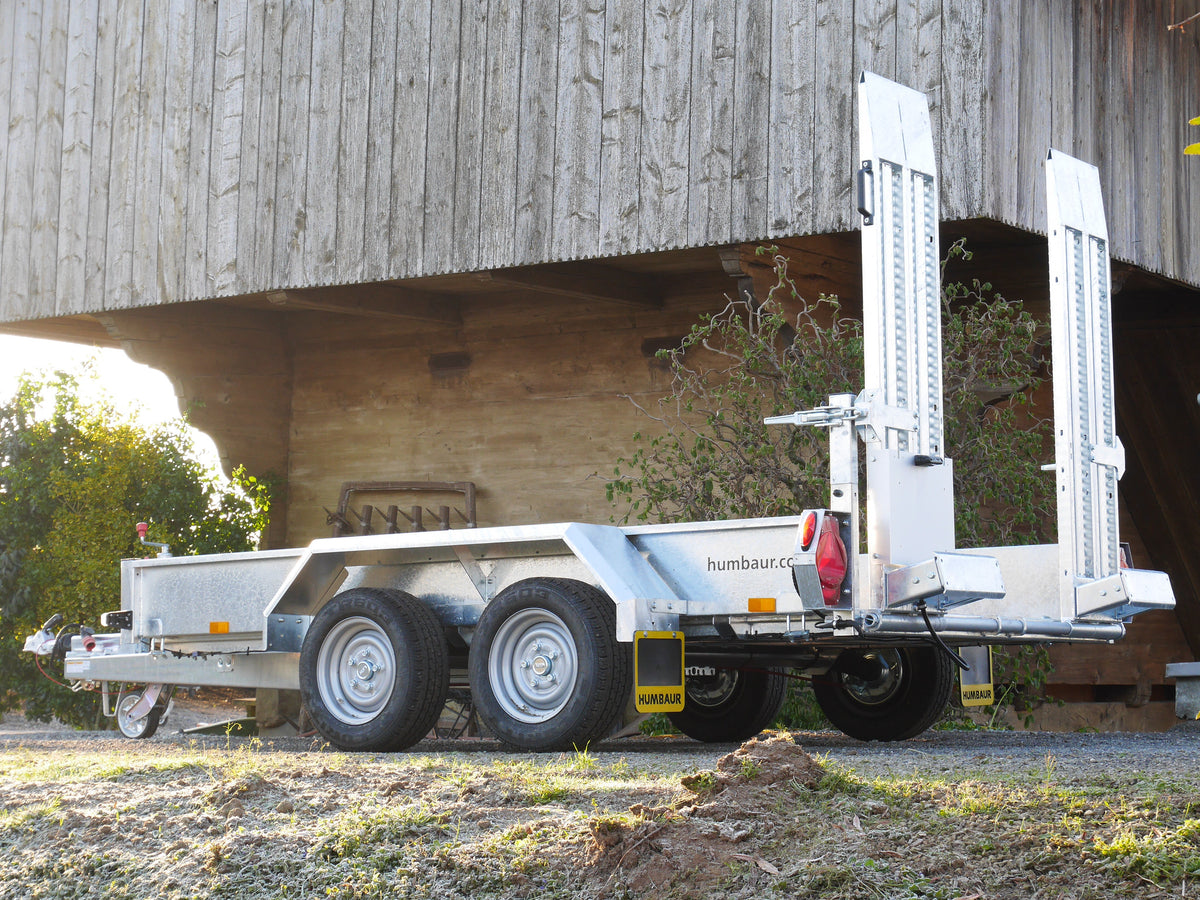 Humbaur Baumaschinentransport Anhänger Ansicht hinten