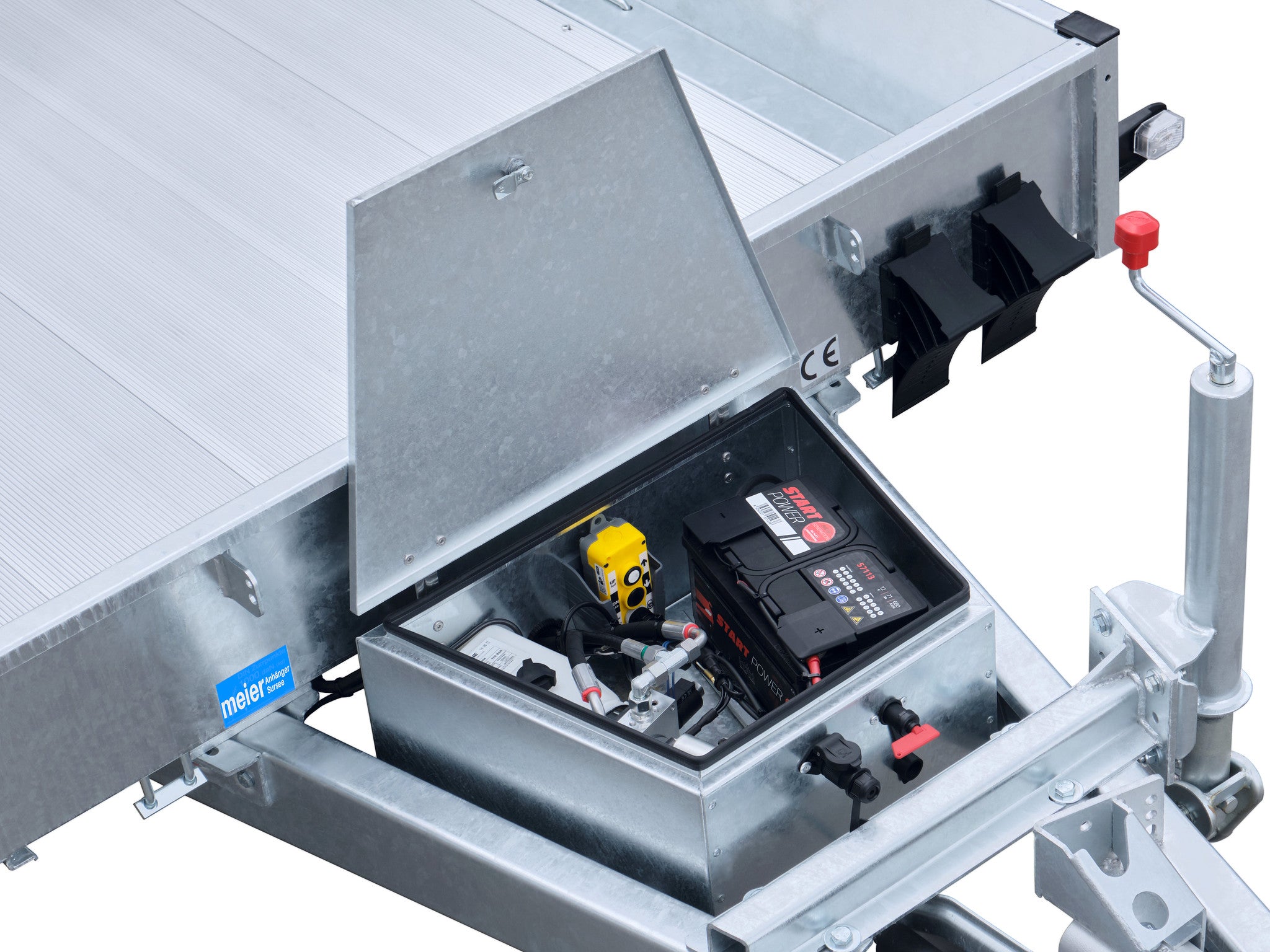 Humbaur Senko – Geöffneter Stahlkasten mit Elektropumpe, Batterie und Not-Handpumpe auf dem Zugdeichsel