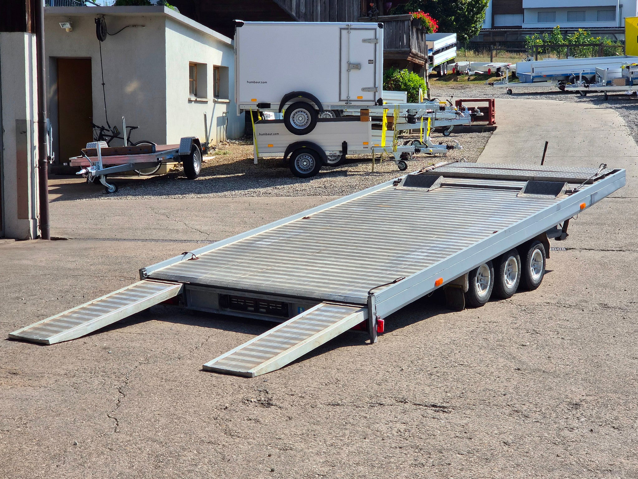 Occasion Fahrzeugtransportanhänger 3500 kg, dreiachsig, Ansicht hinten, gekippt, mit 2 Rampen