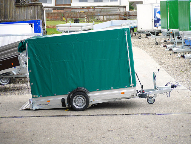 Humbaur Anhänger Typ HKT, Einachs Absenkbar, mit Planenaufbau und Werkzeugkiste - Meier Anhänger AG