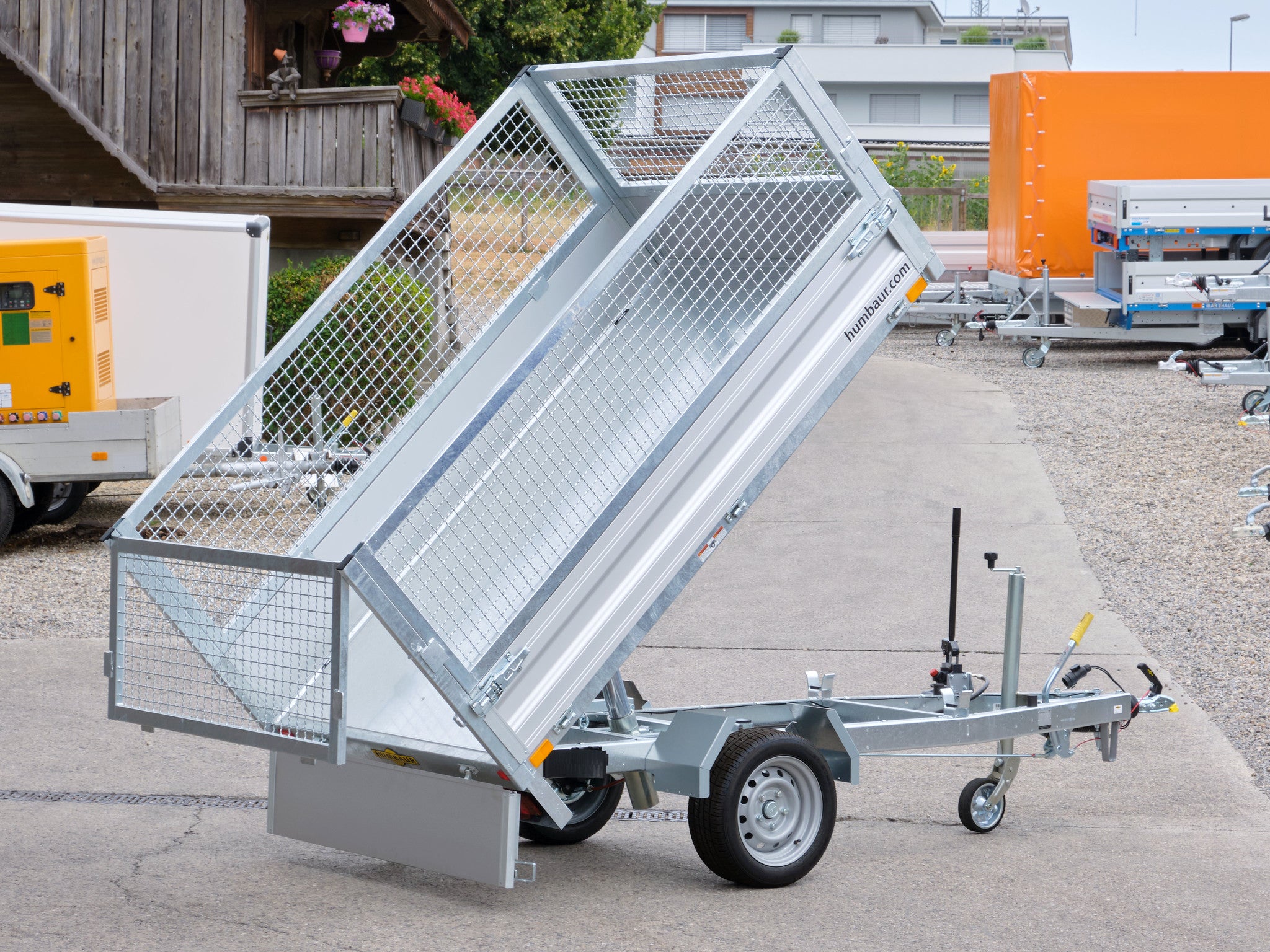 Humbaur Kipper 1500 kg mit Gitteraufsatz, gekipp