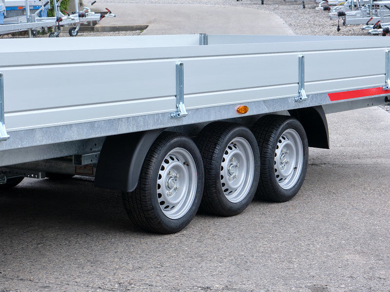 Remorque tridem Temared 3500 kg, plateau en panneaux aluminium, roues de 13 pouces