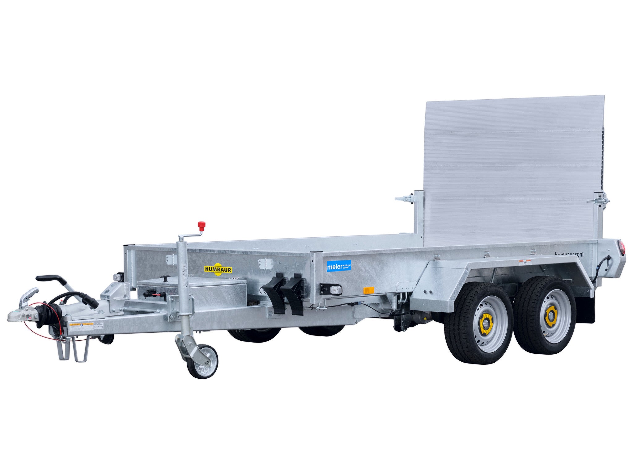 Humbaur Senko – Geöffneter Stahlkasten mit Elektropumpe, Batterie und Not-Handpumpe auf dem Zugdeichsel
