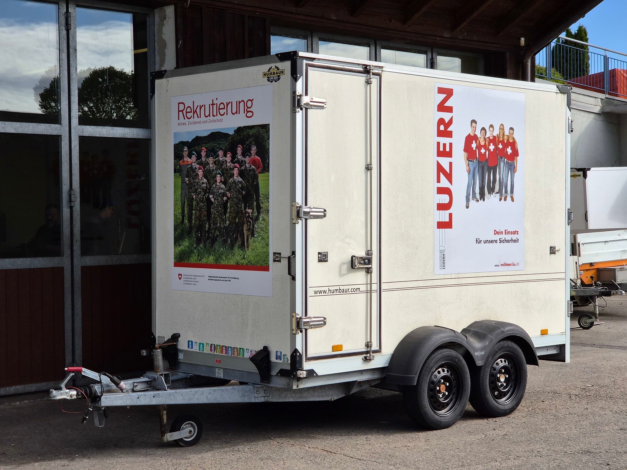 Remorque fourgon d'occasion 2000 kg avec porte latérale, expertisée